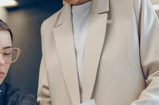 Profissional de blazer claro durante um atendimento