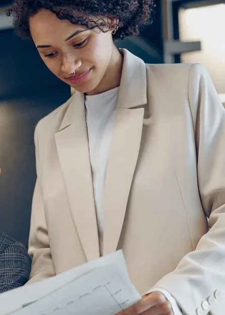Profissional de blazer claro durante uma reunião