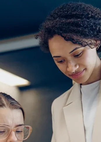 Mulher de blazer claro lendo com atenção
